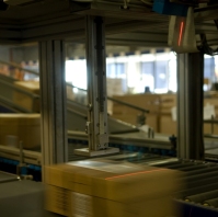 Automatische Paketscannung mit Relationslabel-Applizierung. Seit 2005 erfolgt durch EM-LOG die Paket Automatische Paketscannung mit Relationslabel-Applizierung. Seit 2005 erfolgt durch EM-LOG die Paket