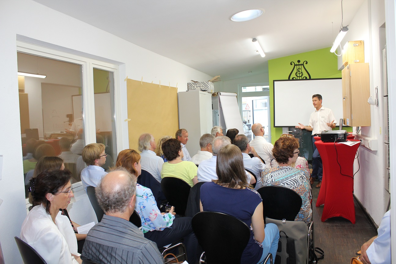 Die Teilnehmerinnen und Teilnehmer des Workshops in der Werkstatt des Pianohauses Marcus Hübner e.K.