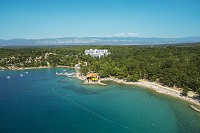 Schöne Strandansich vor dem Hotel Marbera Flora Green Villas (c) Njivice (Marbera Flora Green Villas