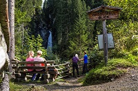 Familie beim Wasserfallblick (Wildkogel-Arena Neukirchen & Bramberg) Familie beim Wasserfallblick (Wildkogel-Arena Neukirchen & Bramberg)