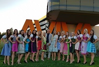 Missen vor dem Hotel mit AVIVA Geschäftsführer (c) Miss Austria Corporation (AVIVA) Missen vor dem Hotel mit AVIVA Geschäftsführer (c) Miss Austria Corporation (AVIVA)