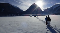 Schneewanderung mit Blick auf die Berge (Wanderhotel Gassner) Schneewanderung mit Blick auf die Berge (Wanderhotel Gassner)