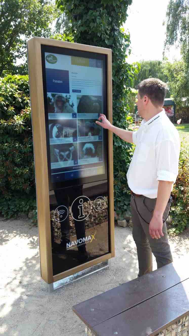 Jörg Bumann, Geschäftsführer des Gettorfer Tierparks, testet das neue NAVOMAX®-Informationssystem.