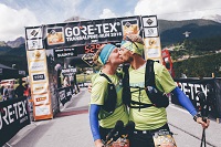 Pärchen im Ziel des GORE-TEX Transalpine-Run 2016 (c) Lars Schneider (Imst)