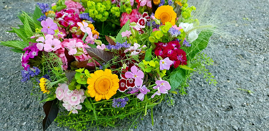 Susanne Heckel von Blütenschwung lädt zum kreativen Gestalten mit Blumen ein Susanne Heckel von Blütenschwung lädt zum kreativen Gestalten mit Blumen ein
