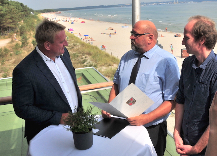 In Proraübergab Wirtschaftsminister Harry Glawe (m) die Urkunde an Bürgermeister Karsten Schneider. In Proraübergab Wirtschaftsminister Harry Glawe (m) die Urkunde an Bürgermeister Karsten Schneider.