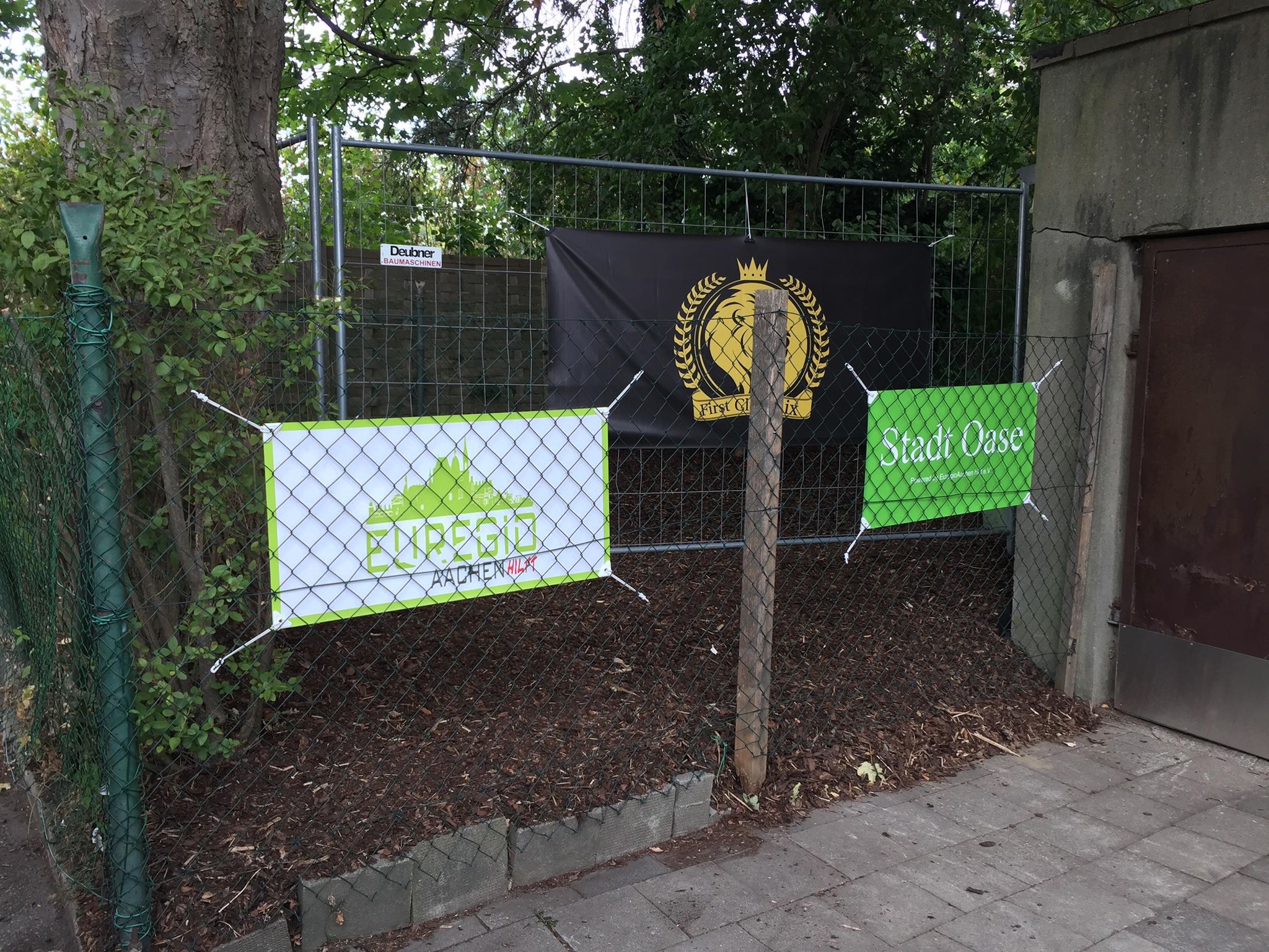 Bannerwerbung an der Stadt Oase Stolberg. Gelände des gem. Verein Euregio-Aachen-hilft e.V. (Bildque Bannerwerbung an der Stadt Oase Stolberg. Gelände des gem. Verein Euregio-Aachen-hilft e.V. (Bildque
