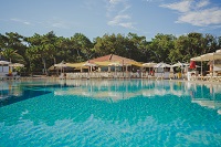 Outdoorpool mit Liegen und Barbereich (c) Eva Vujacic (Paradù Tuscany EcoResort) Outdoorpool mit Liegen und Barbereich (c) Eva Vujacic (Paradù Tuscany EcoResort)