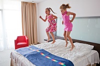 Kinder auf dem Doppelbett im Hotelzimmer (c) www.tigerphoto.hu (Sárvár Tourist & TDM Nonprofit Kft.) Kinder auf dem Doppelbett im Hotelzimmer (c) www.tigerphoto.hu (Sárvár Tourist & TDM Nonprofit Kft.)