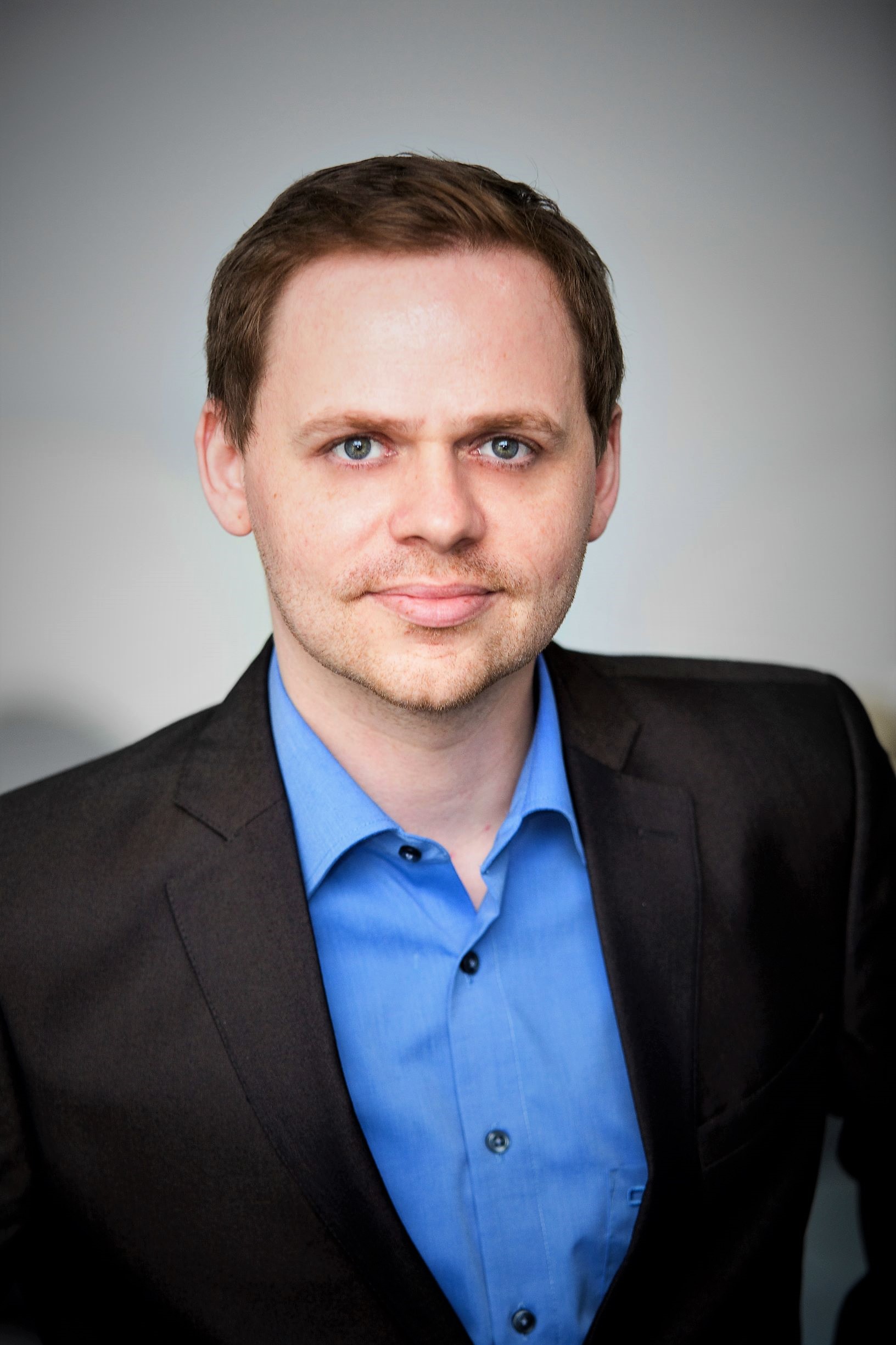 Stefan Wiedemann neuer Geschäftsführer und Alleingesellschafter der Jenaer Leiterplatten GmbH Stefan Wiedemann neuer Geschäftsführer und Alleingesellschafter der Jenaer Leiterplatten GmbH