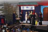 In einem Theaterstück nahmen die Studierenden die Kinder mit nach China. 