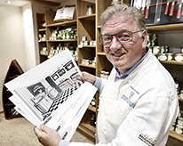 Frank Schwarz präsentiert die Pläne zum Umbau von Kochschule und Produktionsküche © hob Frank Schwarz präsentiert die Pläne zum Umbau von Kochschule und Produktionsküche © hob