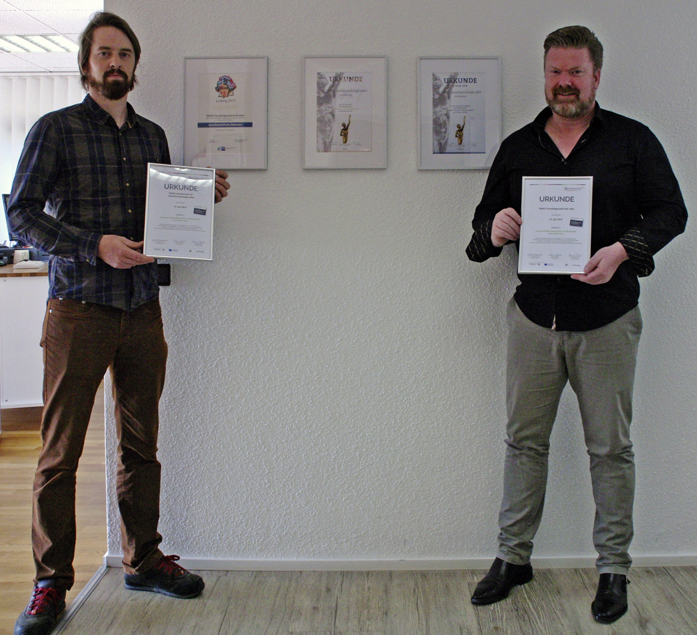 Mark Beenen und Christoph Timmerarens mit den Urkunden (Bildquelle: @EMIKO Gruppe)