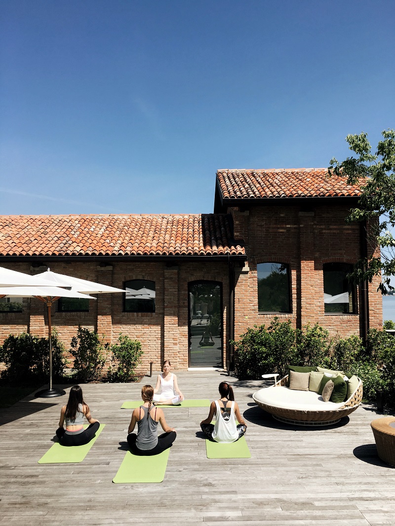 Openair Yoga im JW Marriott Venice (Bildquelle: @JW Marriott)