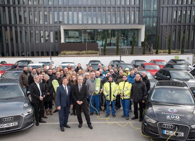 Im Bild: Vorstand und Mitarbeiter des EWR (Quelle: EWR) Im Bild: Vorstand und Mitarbeiter des EWR (Quelle: EWR)