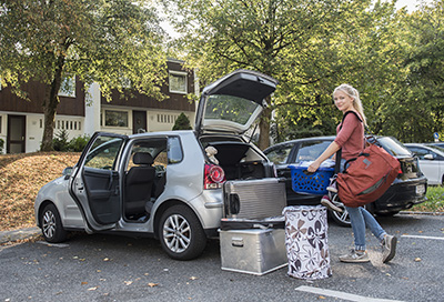 Endlich volljährig und auf eigenen Füßen stehen.  Muss man sich selbst versichern? Foto: HUK-COBURG