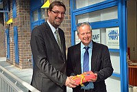 Geschäftsführer des AWF, Thomas Schöppler, nimmt Gratulation zum 100 jährigen Bestehen entgegen.