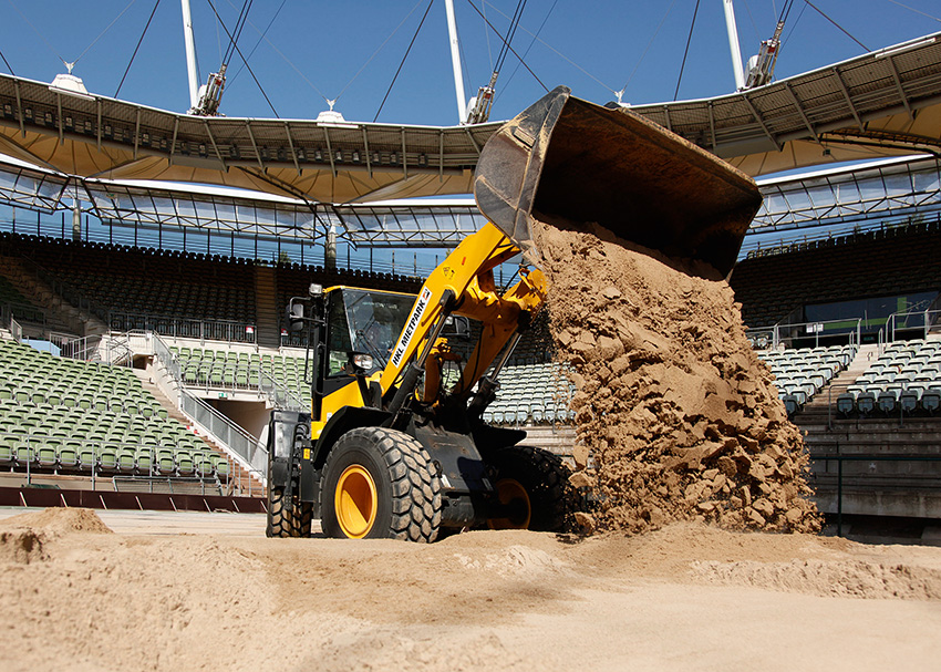 Große Hilfe am Hamburger Stadion Am Rothenbaum: Der WA200 Komatsu Radlader von HKL.