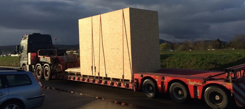 Industriegüter, die in Transportkisten aus Holz auf den Weg gehen. Industriegüter, die in Transportkisten aus Holz auf den Weg gehen.