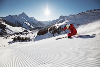 Skifahrer bei der Abfahrt (c) Sebastian Stiphout (TVB Warth-Schröcken)