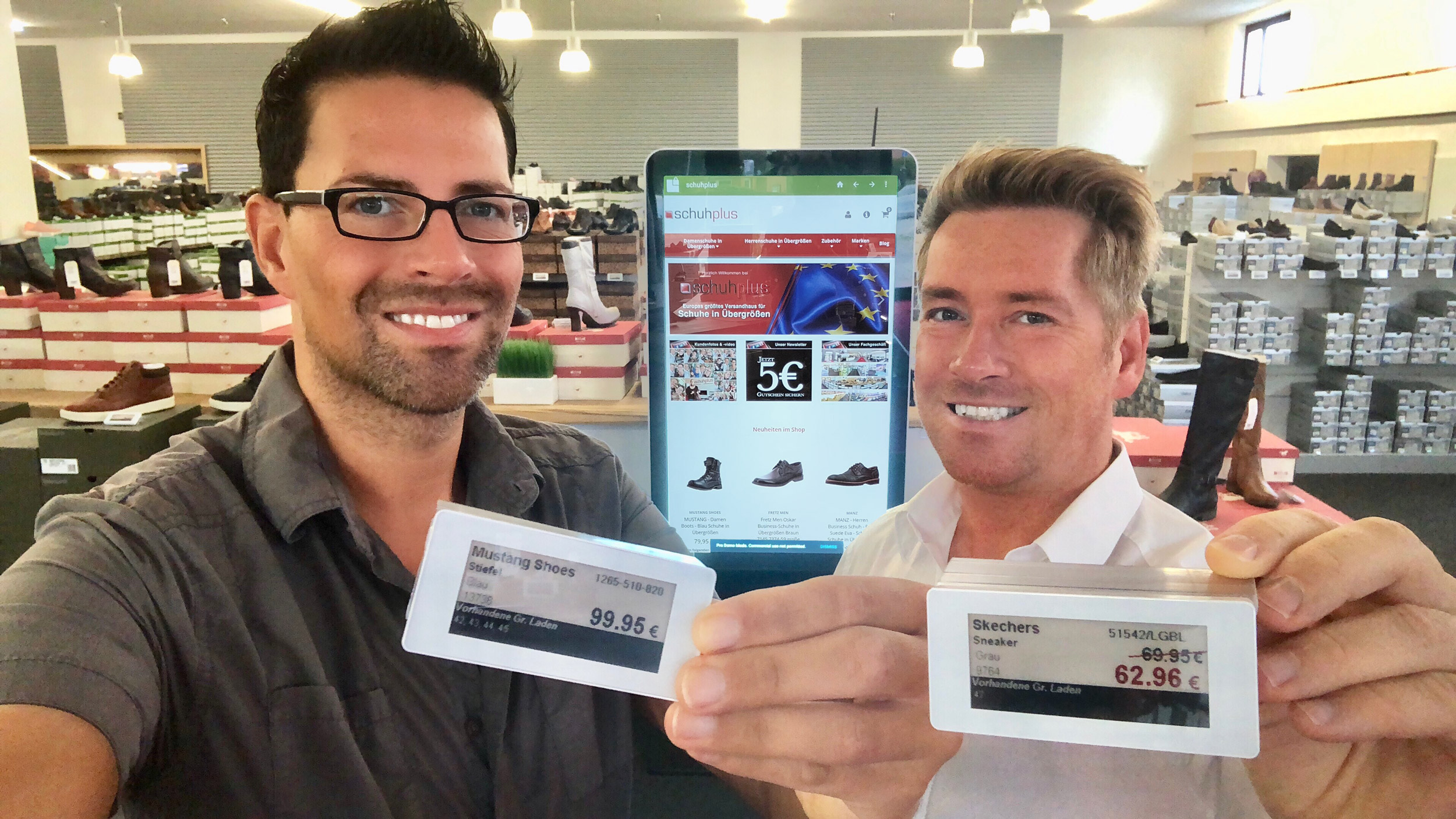 Digitalisierung imÜbergrößen-Schuhfachgeschäft schuhplus von Georg Mahn (l.) und Kay Zimmer (r.).