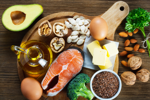Nüsse und Lachs sind gute Quellen für Omega-3-Fettsäuren