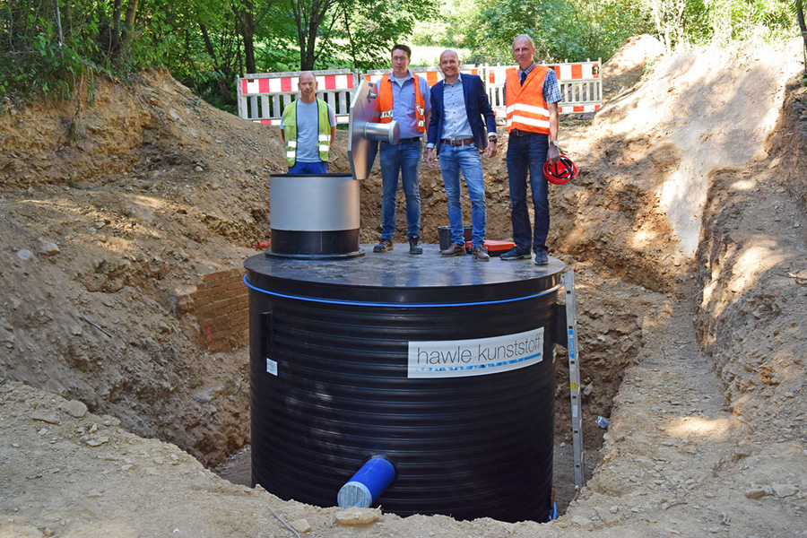 Freudeüber den gelungenen Einbau des neuen Kunststoffschachts. (Bildquelle: BIGGE ENERGIE)