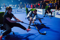 Spaß, Party, Tempo, sportlicher Ehrgeiz - die Zutaten eines Chair-Hockey Spiels  (c) Miklas Wrieden