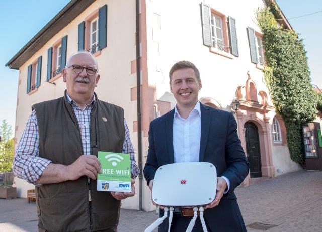 Im Bild: links Bürgermeister Rudolf Haas, rechts Bernd Henn (Foto: EWR) Im Bild: links Bürgermeister Rudolf Haas, rechts Bernd Henn (Foto: EWR)