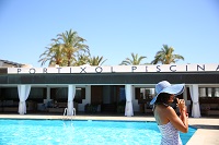 Frau vor dem Swimmingpool (Hotel Portixol)