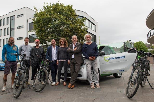 Im Bild: Die Verantwortlichen (Foto: EWR)