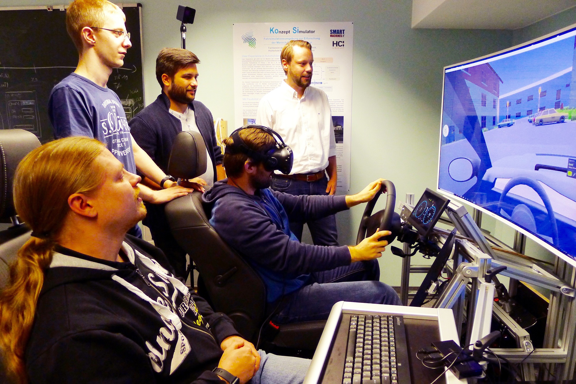 Artur Barz benutzt den Fahrsimulator mit der VR-Brille, neben ihm sitzt Tobias Puderer. (Bildquelle: Artur Barz benutzt den Fahrsimulator mit der VR-Brille, neben ihm sitzt Tobias Puderer. (Bildquelle: