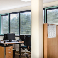  Transparenter Sonnenschutz im Isolierglas & Blendschutz für Bildschirmarbeitsplatz