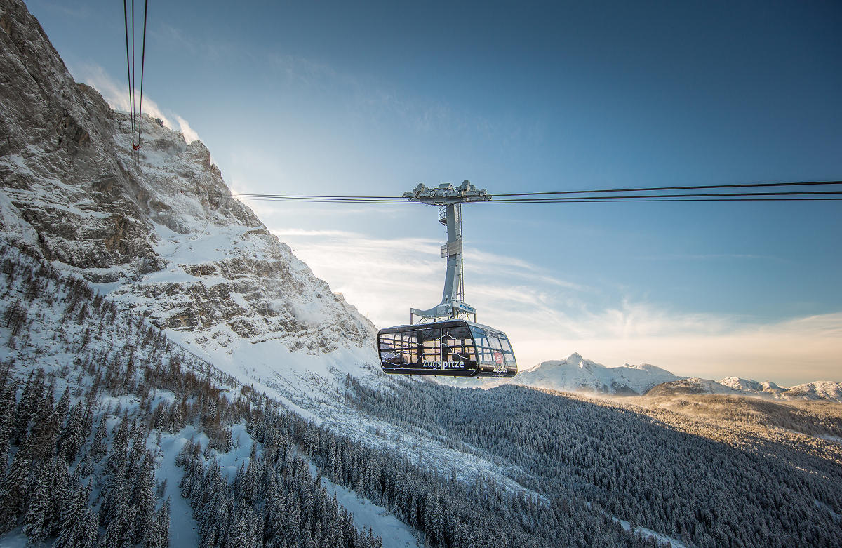 Seilbahn der Superlative: In 10 Minuten werden Besucher auf die 2962 Meter hohe Zugspitze gebracht ( Seilbahn der Superlative: In 10 Minuten werden Besucher auf die 2962 Meter hohe Zugspitze gebracht (