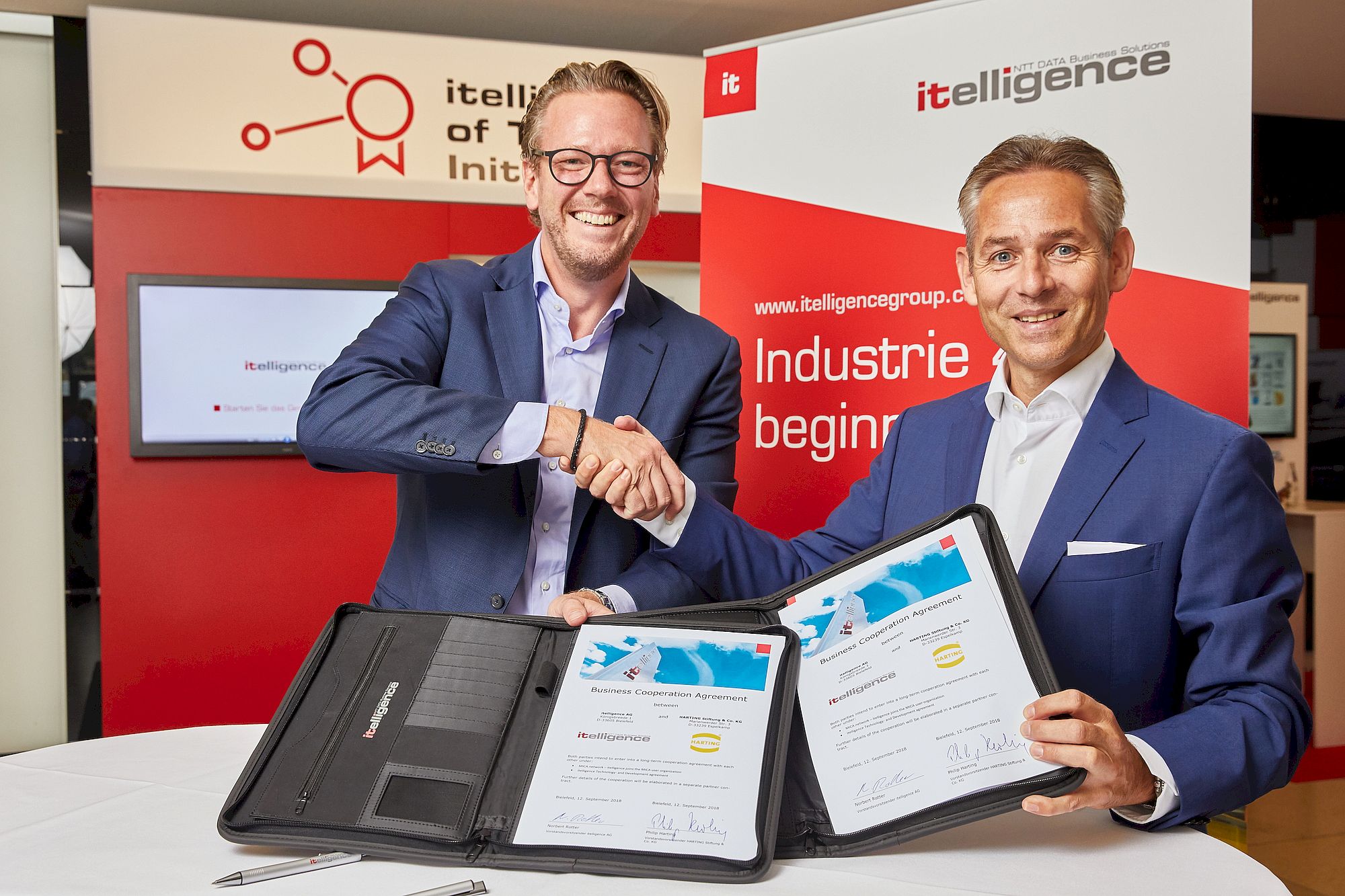 itelligence und HARTING vereinbaren Technologiekooperation - Bild: Philip Harting und Norbert Rotter