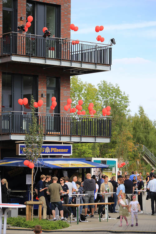 Netzlink - feiernde Gäste