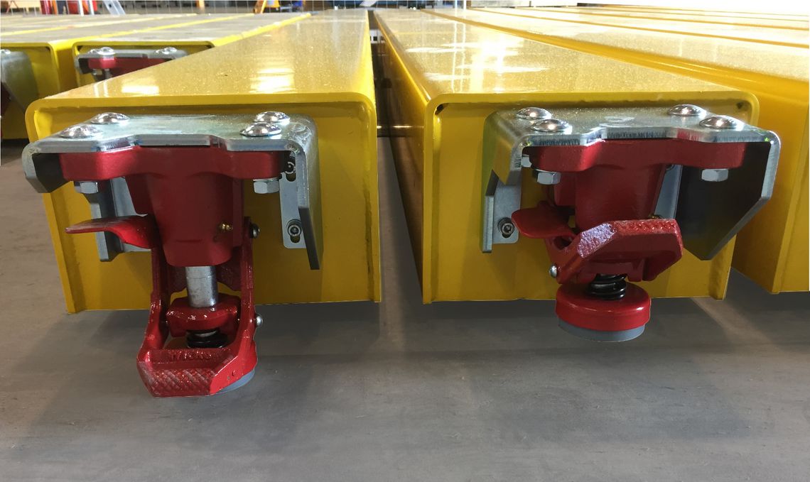 LOXrail®-Bodenfeststeller ermöglichen die einfache Arretierung schwerer Baugruppen an jedem Punkt