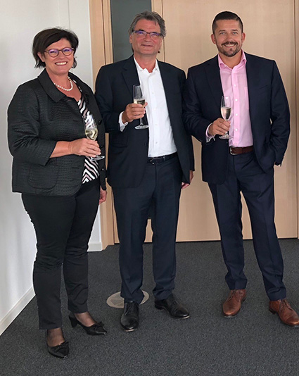 DataConnect AG, Jürg und Agatha Baumgartner. TCPOS CEO Dirk Schwindling (Bildquelle: www.tcpos.com)