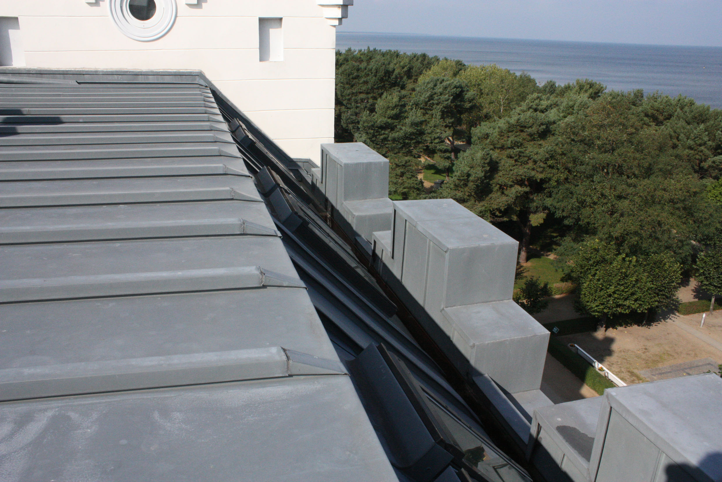 Das Mansardendach des Palace Hotel Usedum wurde mit Triflex erfolgreich abgedichtet. Das Mansardendach des Palace Hotel Usedum wurde mit Triflex erfolgreich abgedichtet.