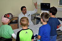 Dr. Christian Glöckner erklärt den Ultraschall.