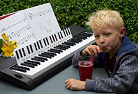 Max liebt es auf dem iPad zu spielen, aber Keyboard spielen im Garten ist auch nicht schlecht