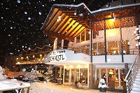 Aussenansicht im Winter bei Schneefall(WohlfühlHotel Schiestl)
