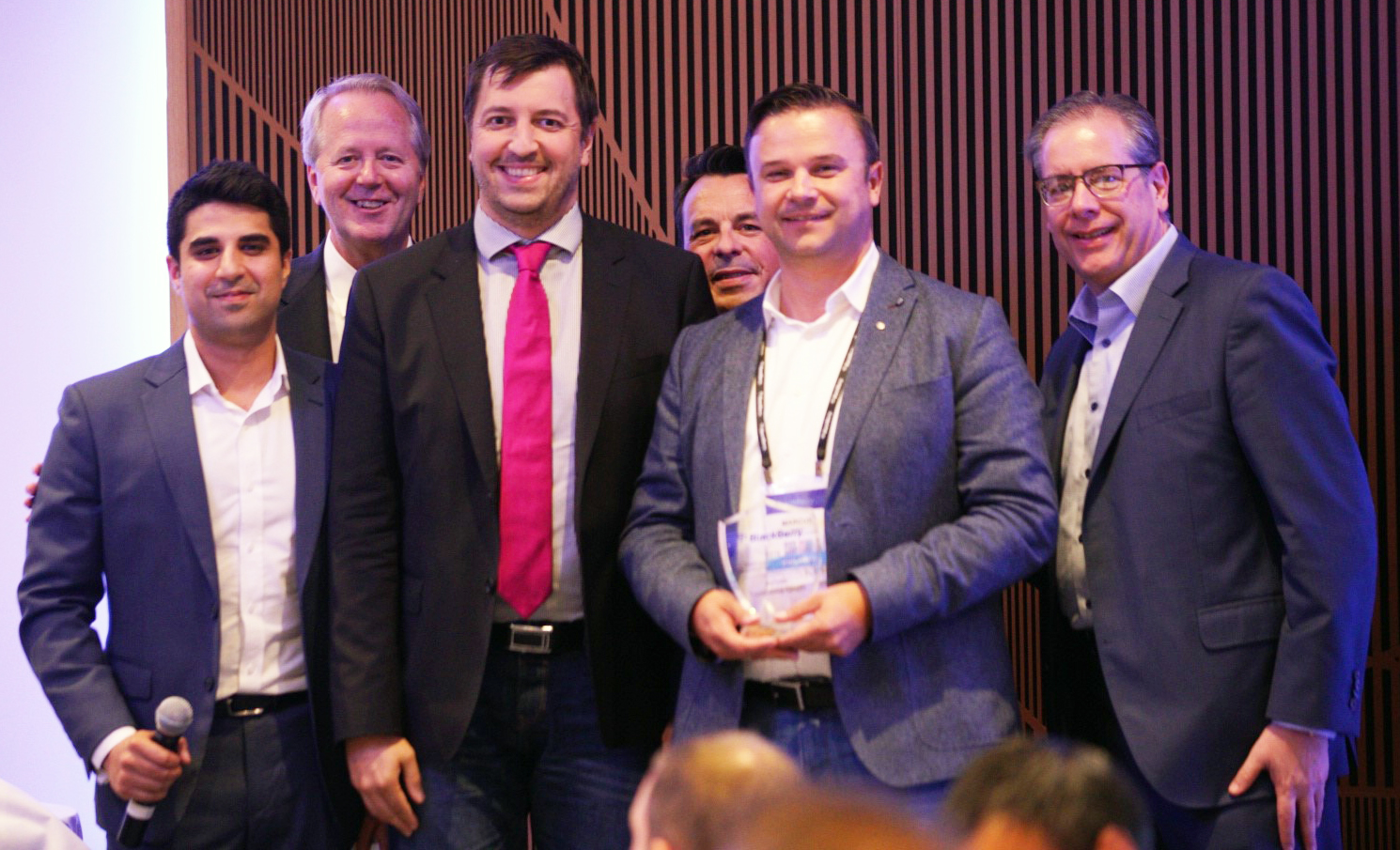 agilimo Geschäftsführer Alexander Reifenscheid (3. v. li.) und Marcus Heinrich mit Award (2. v. re.)