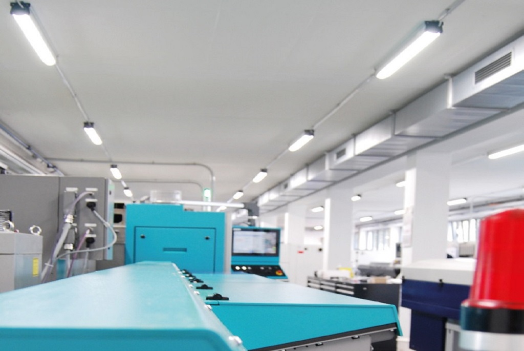 Blendfreies Licht und großflächige Beleuchtung der Feuchtraumleuchte TGL in CNC-Fertigung Blendfreies Licht und großflächige Beleuchtung der Feuchtraumleuchte TGL in CNC-Fertigung