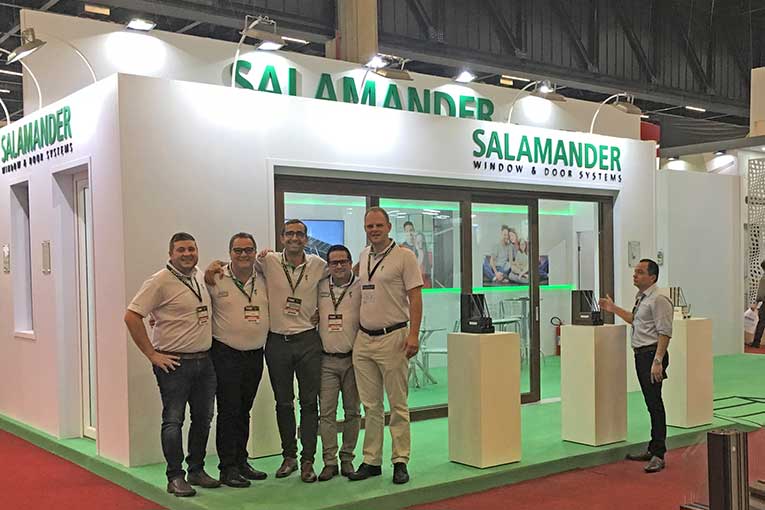 Abb.: Das Salamander Team begeistert mit seinem internationalen Produktportfolio auf der FESQUA