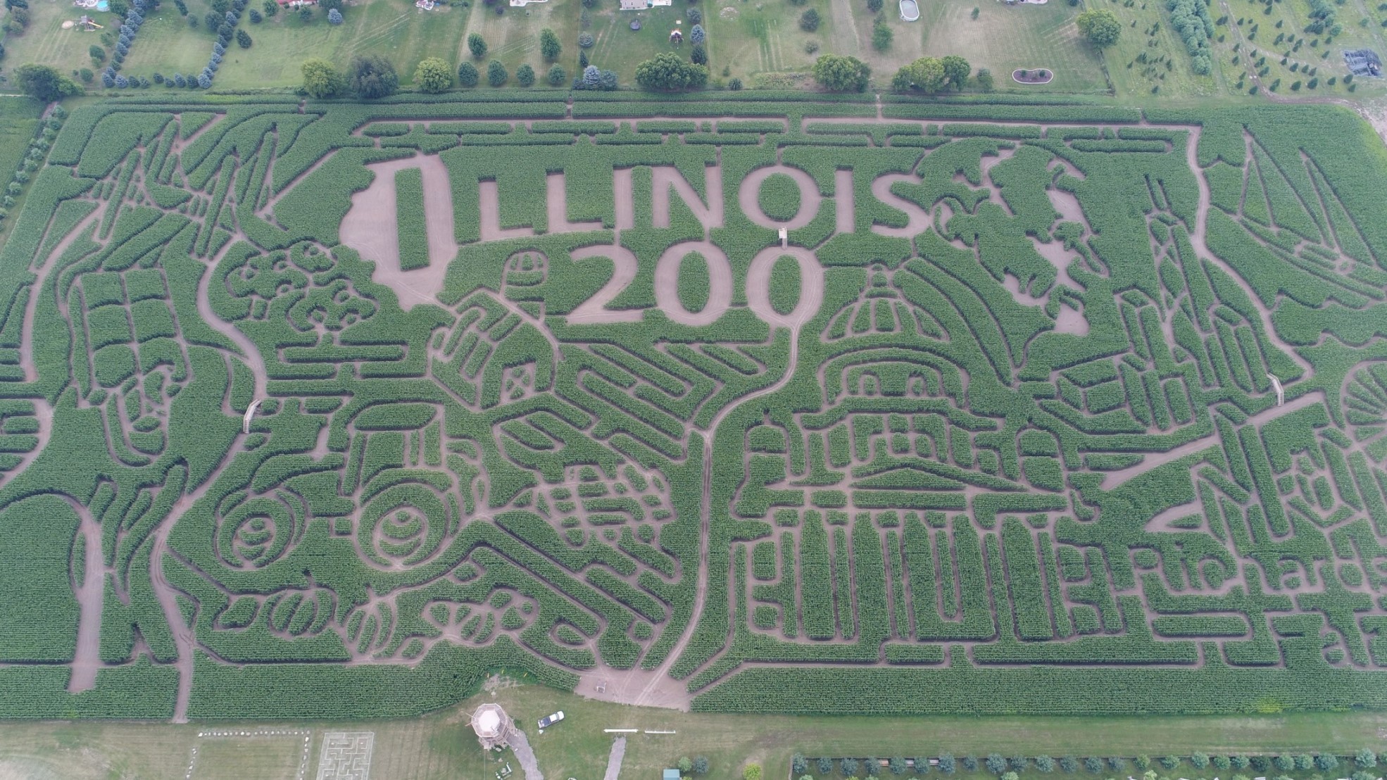 Das Maislabyrinth der Richardson Adventure Farm erinnert an das 200-jährige Jubiläum von Illinois. Das Maislabyrinth der Richardson Adventure Farm erinnert an das 200-jährige Jubiläum von Illinois.