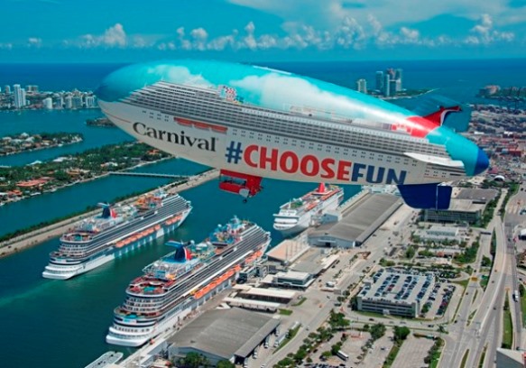 Carnival in der Luft und auf dem Waser. Der Zeppelin begleitete die Canival Horizon (rechts vorne) b