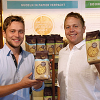 André und Oliver Freidler präsentieren die neuen Beutel. André und Oliver Freidler präsentieren die neuen Beutel.