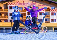 kleine Schneesfans vor dem Kinderhotel Buchau (Kinderhotel Buchau)