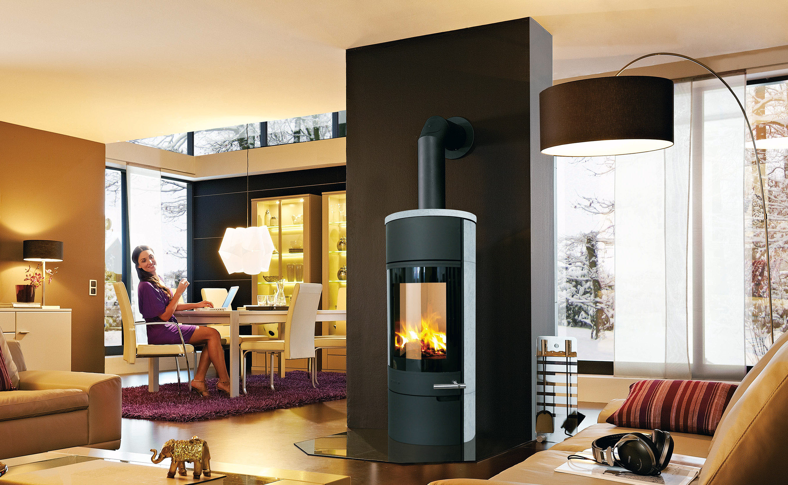 Heizen mit Holz macht unabhängig von fossilen Brennstoffen wie Heizöl und Gas Heizen mit Holz macht unabhängig von fossilen Brennstoffen wie Heizöl und Gas